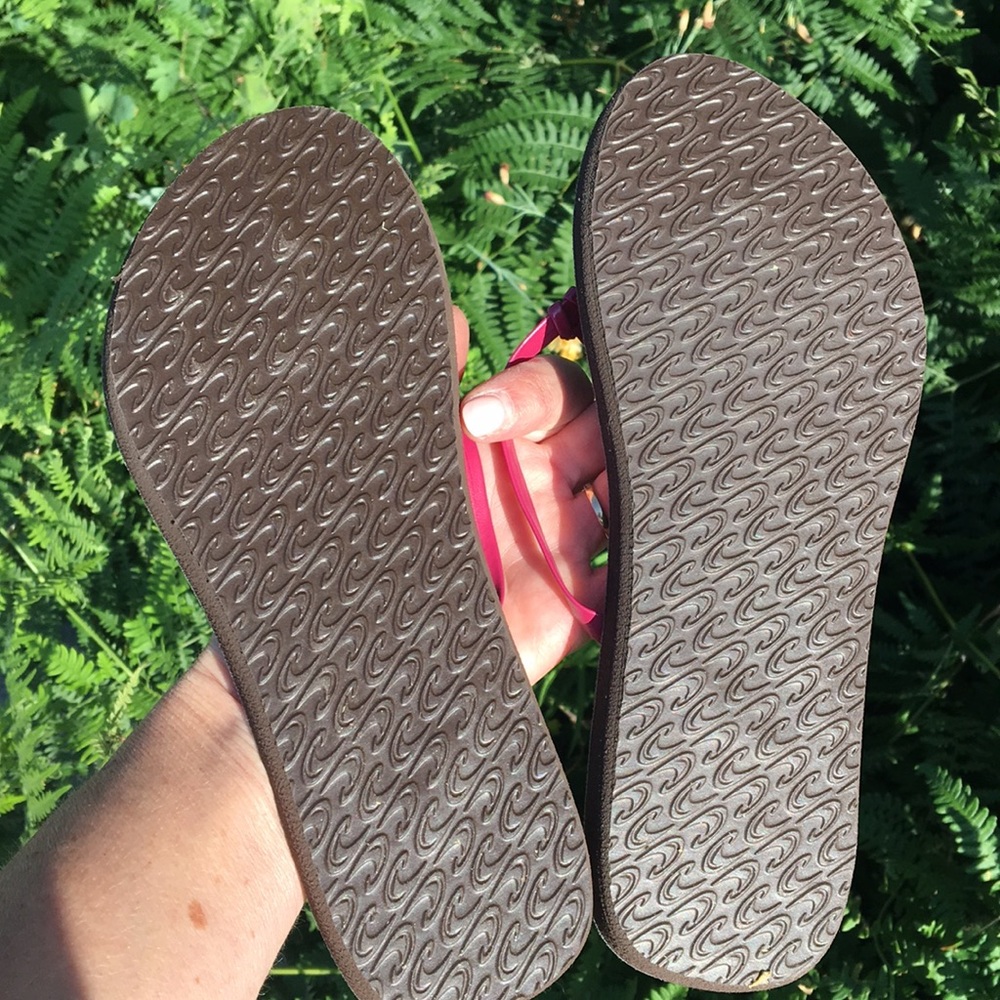 ITEM DONATED ——O’Neill Flip Flops NWOT - Picture 2 of 5